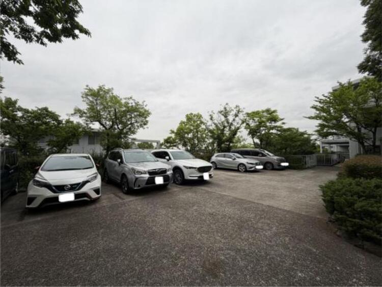 駐車場 建物につながる駐車スペース。重いものの、荷物の出し入れも安心。小さなお子様も安心・安全の乗り降りができます。車が汚れたら洗えるのもうれしいですね。 