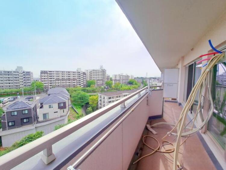バルコニー ２部屋またぐ広さの風通しのよいバルコニー。お洗濯物も乾かしやすいですね。（2026.4.24撮影）