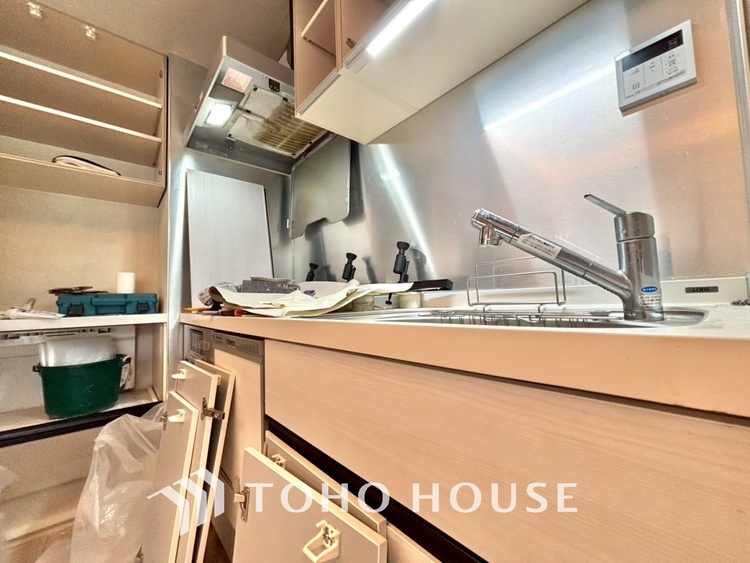 キッチン 【改装中】◆愛育◆キッチンは家族の絆を育む大切な空間。シンプルで使い易いSystemKitchenで愉しく作る料理は愛情のある美味しいご馳走に。家族で使える広々としたダイニングキッチンです。