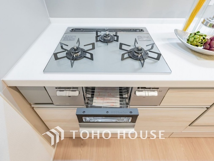 キッチン ◆愛育◆キッチンは家族の絆を育む大切な空間。シンプルで使い易いSystemKitchenで愉しく作る料理は愛情のある美味しいご馳走に。家族で使える広々としたダイニングキッチンです。