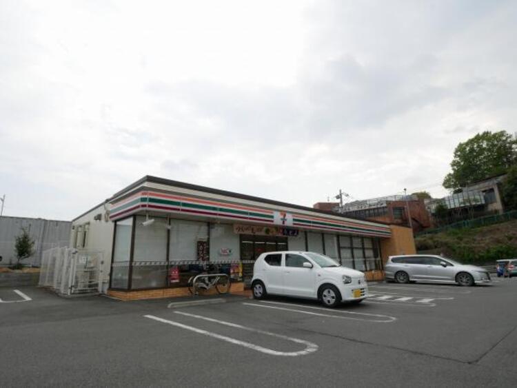 周辺 セブンイレブン町田小山ヶ丘6丁目店まで約703ｍ