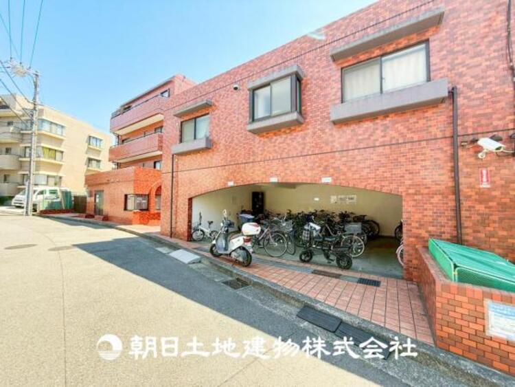 外観 【外観写真】時代の流行ではなく拘りを貫く。シックなカラートーンで街並みに溶け込む外観は、主張し過ぎず、かつ平凡ではない絶妙なバランスで輝きを放ちます。