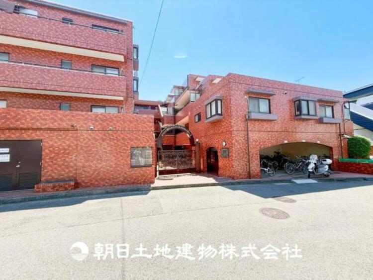 外観 【外観写真】家族の色を映し出す洗練された邸宅は、ずっと輝き続けながらいつしか街の風景に溶け込んでいきます。
