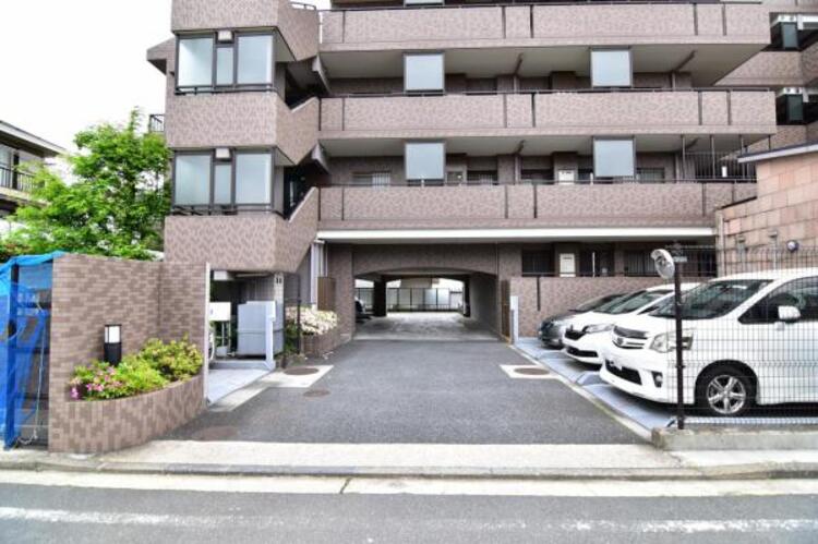 駐車場 マンションの敷地内に設けられた駐車スペースなので重い荷物の出し入れの負担を最小限に抑えられます。 
