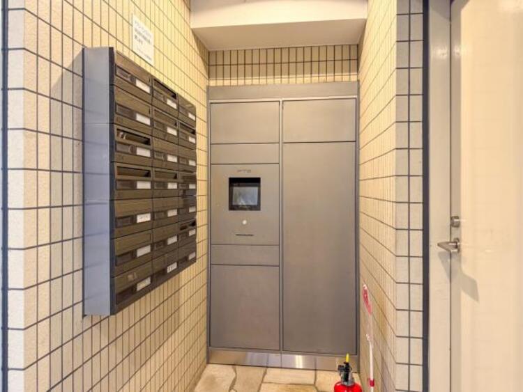 その他 エントランスに備え付けの郵便受けと宅配ボックスです。