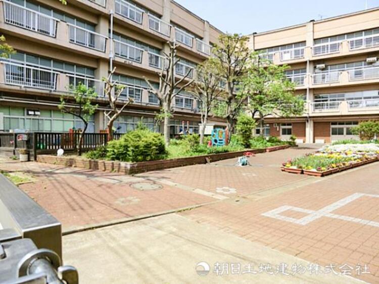 周辺 【土と愛子供の家保育所】790ｍ　土の園庭でどろんこ遊びなどの外遊びや、食育を重視した保育園です。お子様の自主性を尊重する自由度の高い保育スタイルでたくましく成長させます。