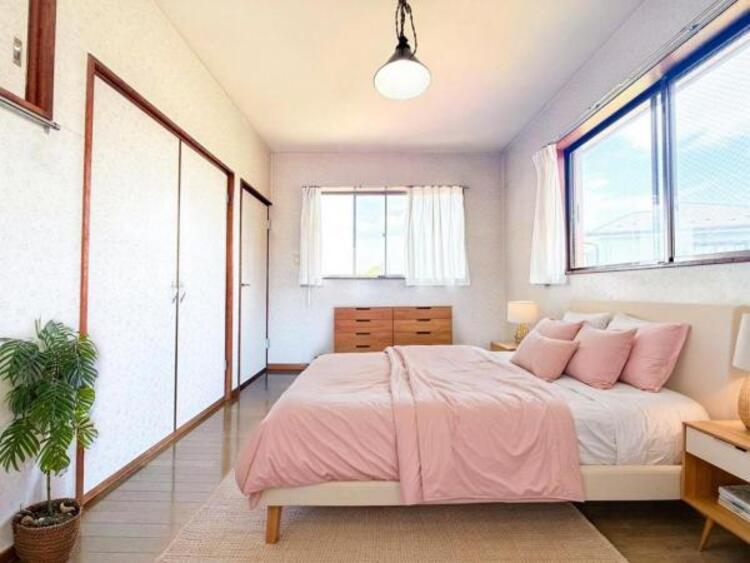 内装 穏やかな寛ぎあじわえるお部屋では有意義な時間がつくれます！大きな窓からと陽光が注がれる明るい空間！光もアクセントの一つとして。一人時間も充実したものにできるプライベートルームは日々を豊かにします！！