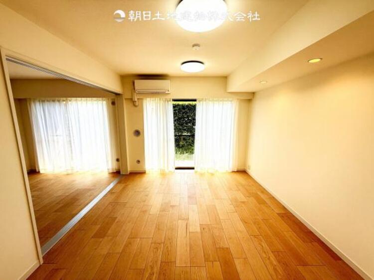 居間 家事をしながら見えるリビングの風景です。