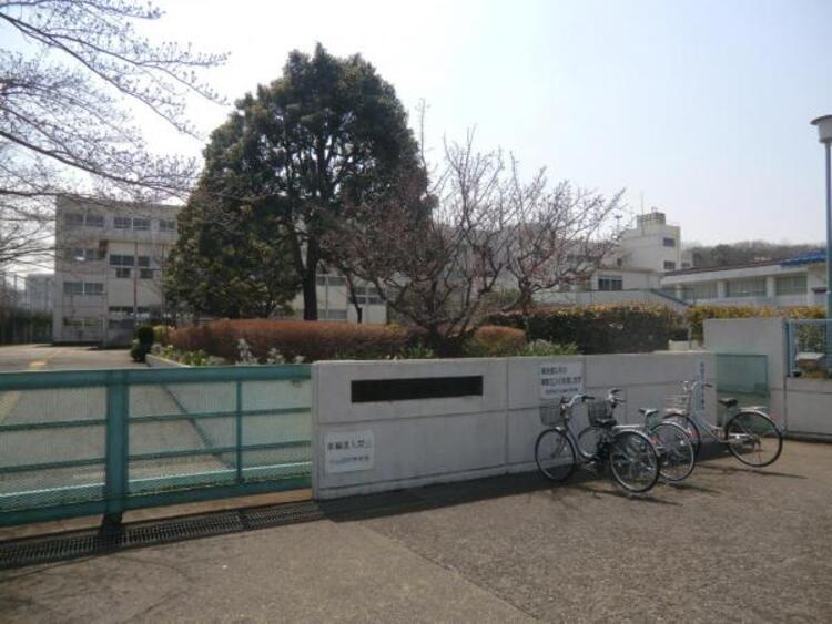 周辺 小山田中学校まで約1030ｍ