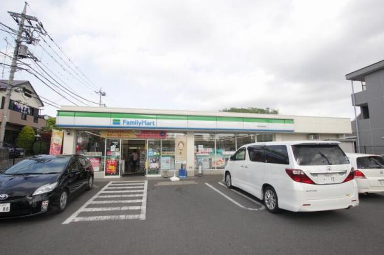 周辺 ファミリーマート町田本町田店まで約485ｍ