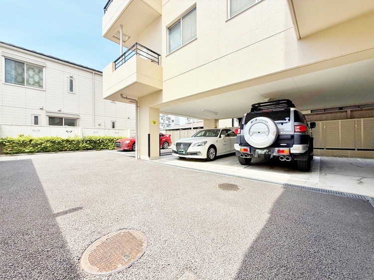駐車場 本物件の駐車スペースです。車種制限のある場合もございますので、お気軽にお問い合わせくださいませ。