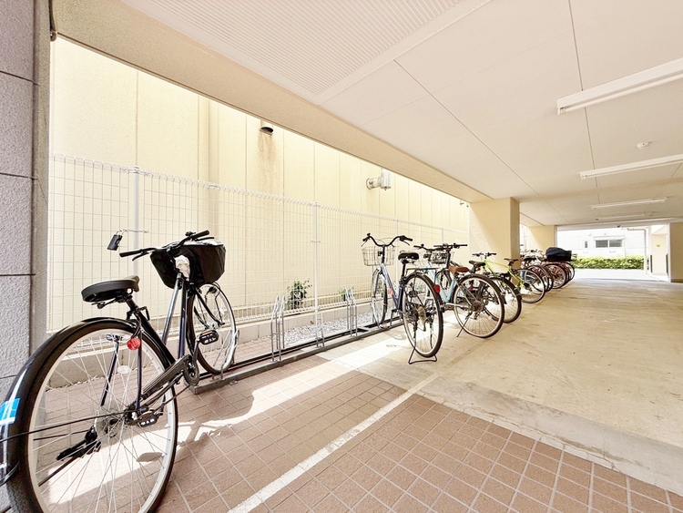 設備 きちんと整備された駐輪場。住む方の心遣いが感じられます。