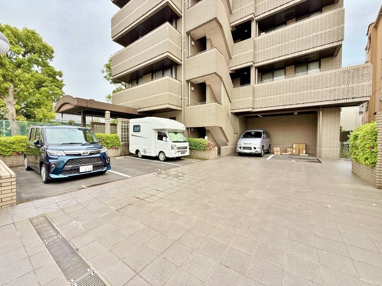 駐車場 本物件の駐車スペースです。車種制限のある場合もございますので、お気軽にお問い合わせくださいませ。