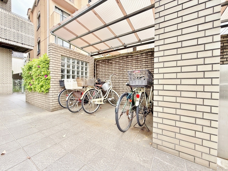 設備 きちんと整備された駐輪場。住む方の心遣いが感じられます。