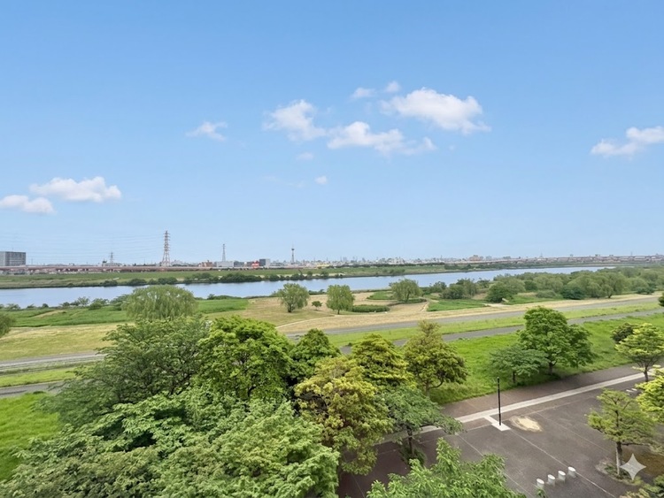 バルコニー 窓を開けると広がる青空。心をリフレッシュして日々を過ごしていきましょう。