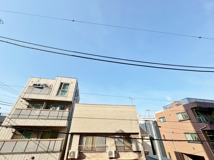 バルコニー 窓を開けると広がる青空。心をリフレッシュして日々を過ごしていきましょう。