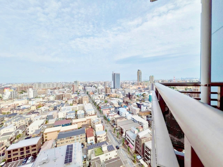バルコニー 窓を開けると広がる青空。心をリフレッシュして日々を過ごしていきましょう。
