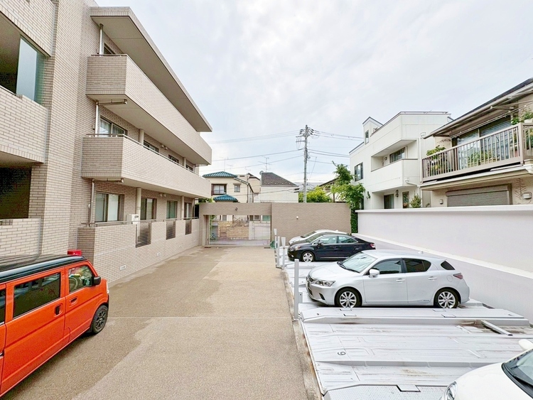 駐車場 本物件の駐車スペースです。車種制限のある場合もございますので、お気軽にお問い合わせくださいませ。