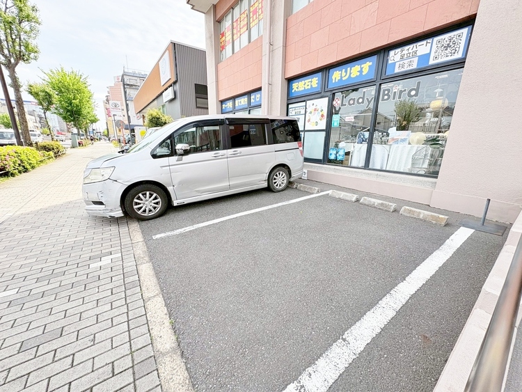 駐車場 本物件の駐車スペースです。車種制限のある場合もございますので、お気軽にお問い合わせくださいませ。