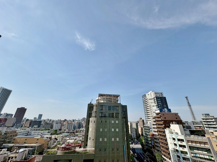バルコニー 窓を開けると広がる青空。心をリフレッシュして日々を過ごしていきましょう。