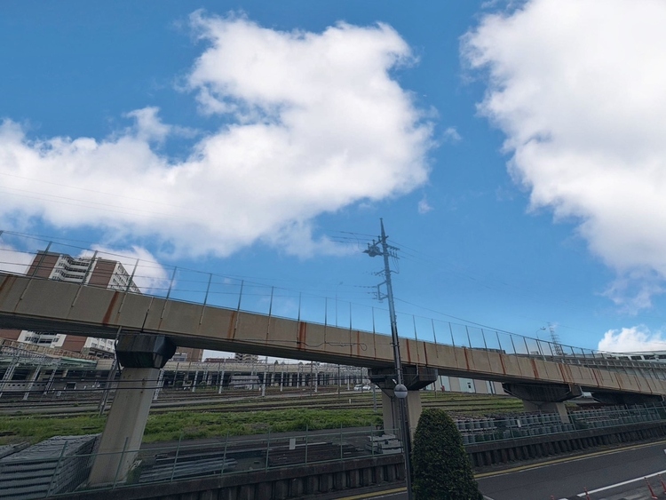 バルコニー 窓を開けると広がる青空。心をリフレッシュして日々を過ごしていきましょう。