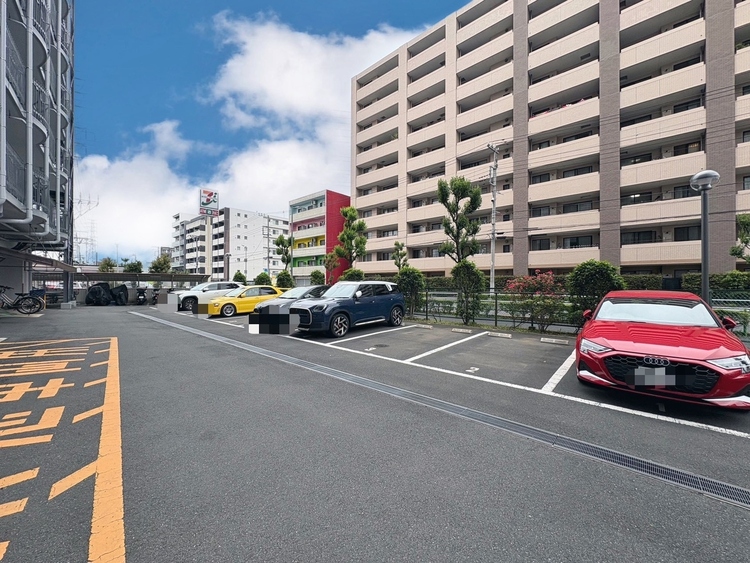 駐車場 本物件の駐車スペースです。車種制限のある場合もございますので、お気軽にお問い合わせくださいませ。