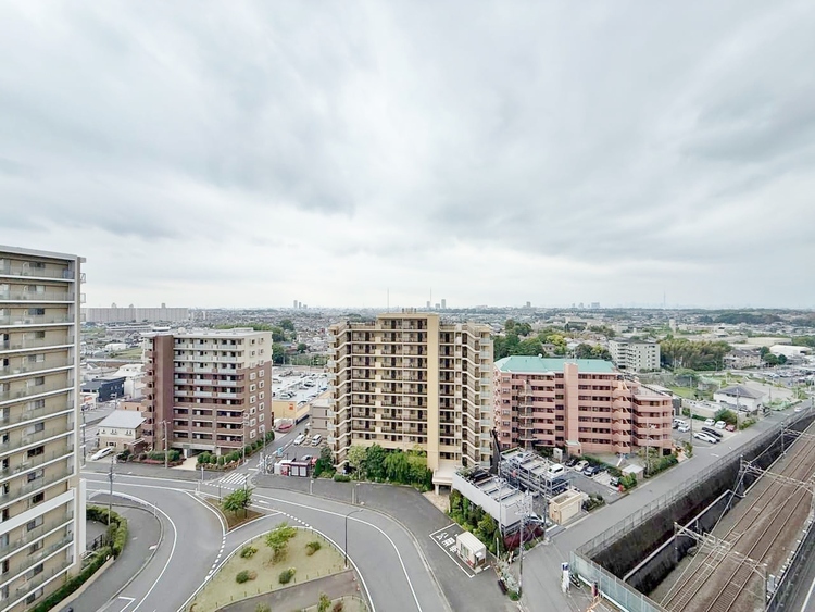 バルコニー 窓を開けると広がる青空。心をリフレッシュして日々を過ごしていきましょう。