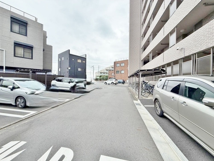 駐車場 本物件の駐車スペースです。車種制限のある場合もございますので、お気軽にお問い合わせくださいませ。