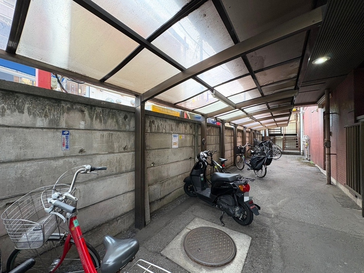 設備 きちんと整備された駐輪場。住む方の心遣いが感じられます。