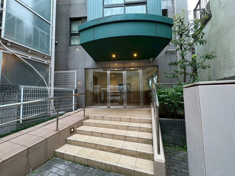 その他 上質感漂う玄関アプローチです。