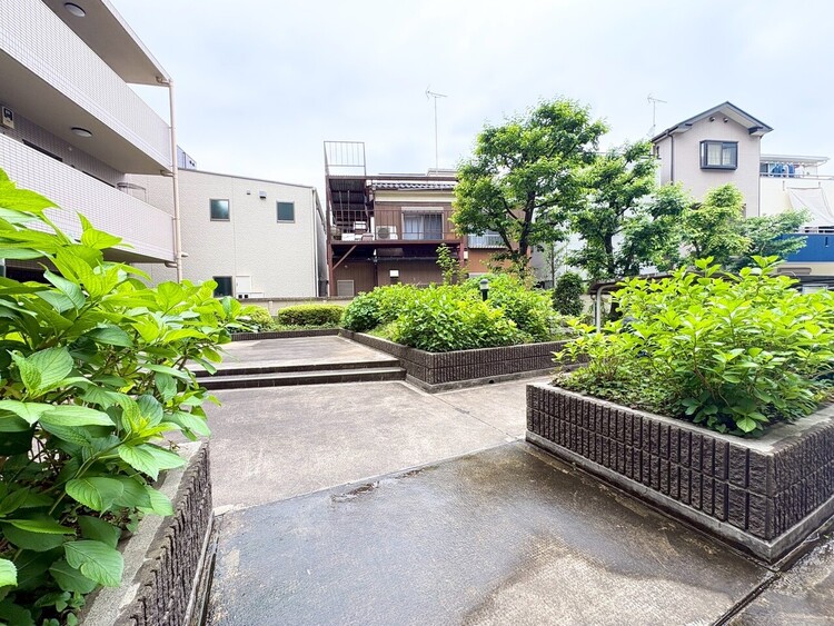 その他 マンションの敷地内には、中庭もございます。