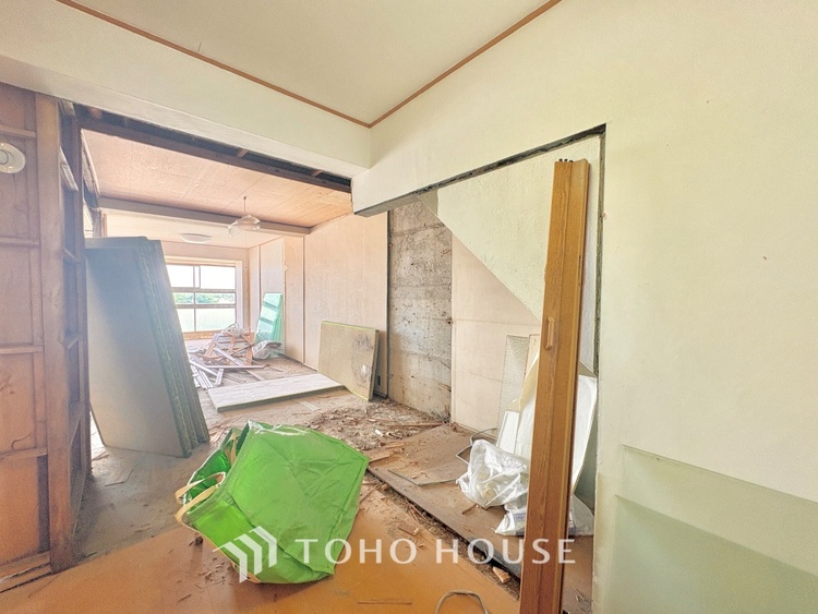 内装 【改装中】使いやすく、明るい洋室に仕上がります。子供部屋や趣味のお部屋にご利用できます。ご自身で家具などを配置し、素敵な空間を創り上げられます。
