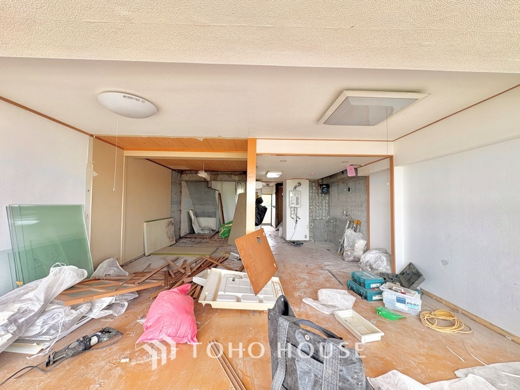 内装 【改装中】ここはみんなが集い、食事と楽しい会話が始まる場所。話に夢中になりすぎて、ついつい時を忘れ、夜半過ぎになってしまう。そんな束の間の幸せを感じさせてくれます。