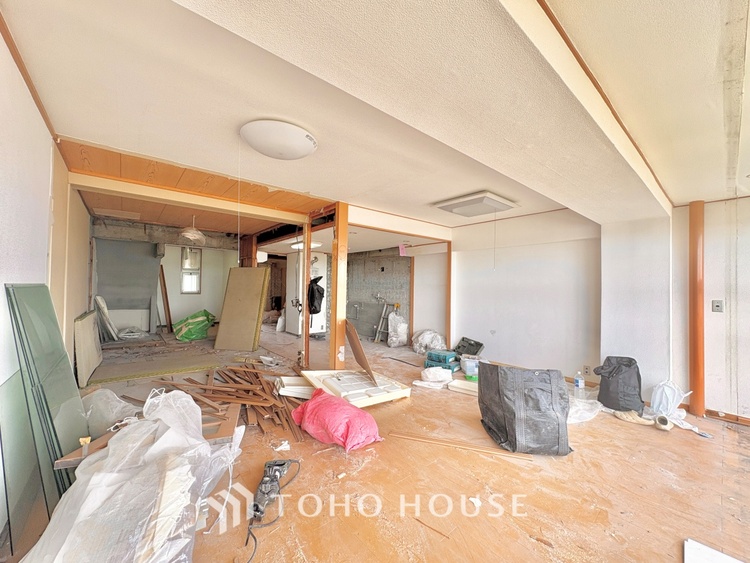 内装 【改装中】「想像していた以上に広い」が写真を撮っているときの感想です。家事動線に配慮したプランによりご家族がくつろげる明るく広い空間が確保できました。