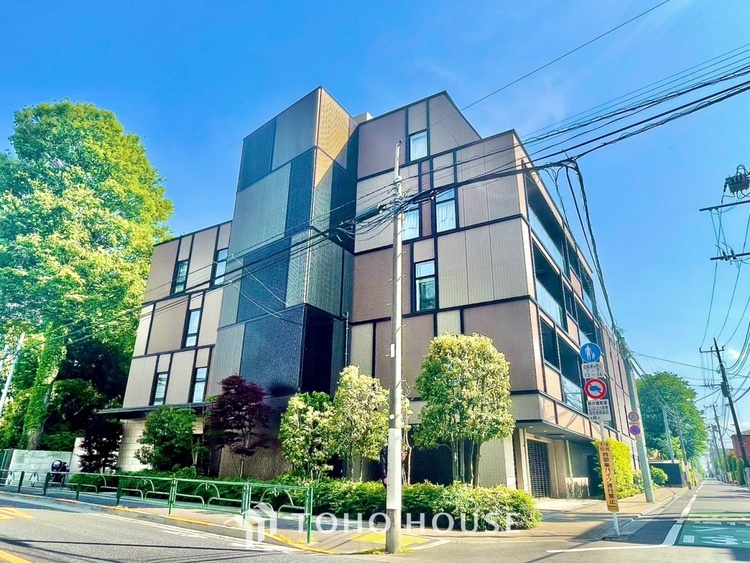 外観 杉並松庵、美しき静域。第一種低層の空に抱かれ、四季の彩りを愛でる邸宅。洗練された意匠と確かな品格が、住まう誇りを深めていく。