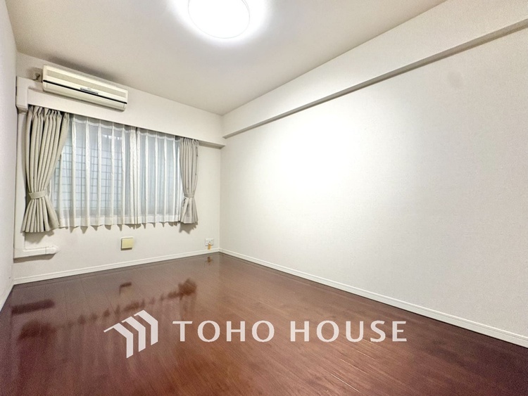 内装 使いやすく、明るい洋室に仕上がります。子供部屋や趣味のお部屋にご利用できます。ご自身で家具などを配置し、素敵な空間を創り上げられます。