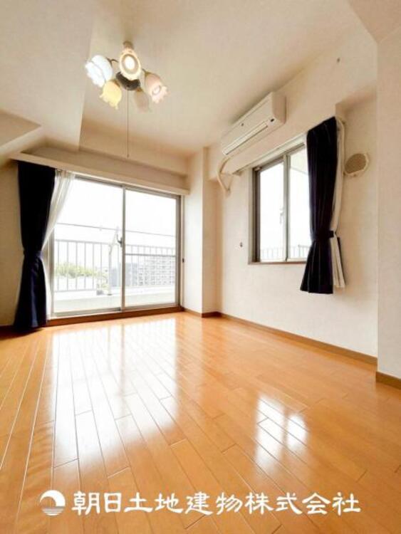 内装 【居室】爽やかな空間演出とセンス良く纏められた室内は良質な寛ぎ空間。そこで暮らす大切な人達のことを考え造りこんだ空間は日々の生活に安らぎを与えてくれます。