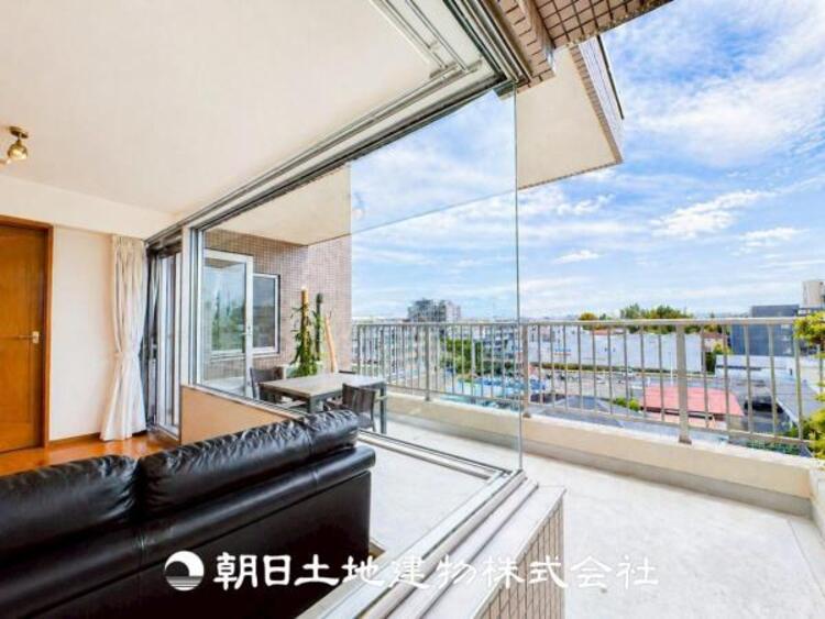 居間 【リビング】1日の中で最も長い時間を過ごすことになるリビングだからこそ、いつも笑顔があふれる空間であるように。広々とした空間から幸せな未来を。