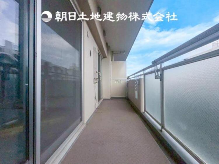 バルコニー 【バルコニー】温かい太陽を感じる事ができるのは、目の前に遮るものが無いから。彼方に広がる風景が絵画のように広がります。
