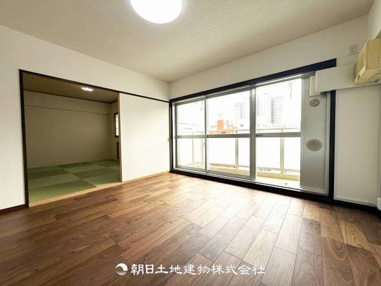居間 リビングの横に部屋があり、扉を外せば広いリビングにもなります。