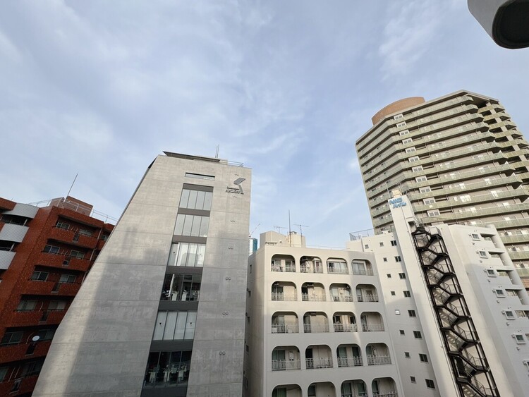 バルコニー 窓を開けると広がる青空。心をリフレッシュして日々を過ごしていきましょう。
