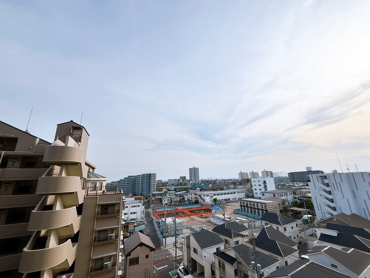 バルコニー 窓を開けると広がる青空。心をリフレッシュして日々を過ごしていきましょう。