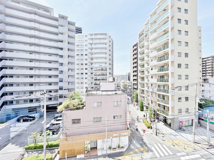 バルコニー 窓を開けると広がる青空。心をリフレッシュして日々を過ごしていきましょう。