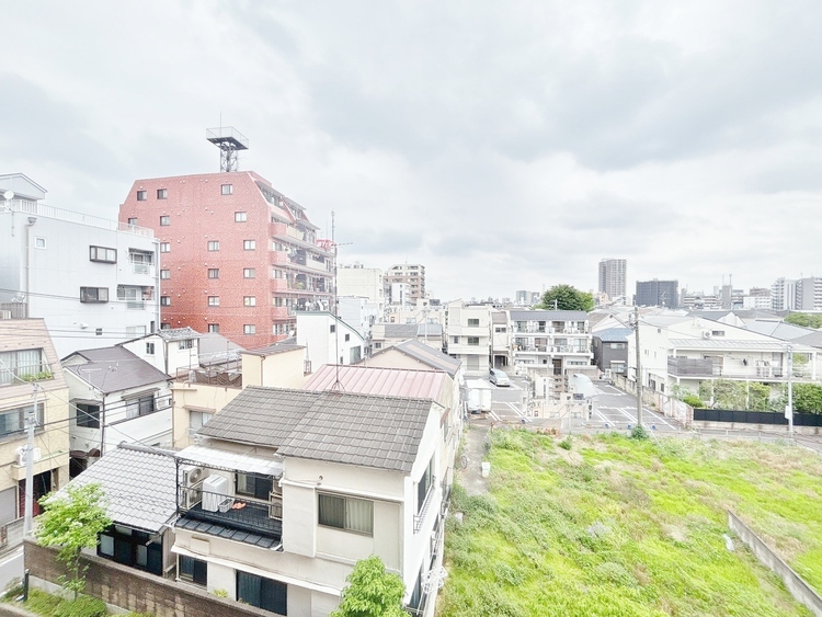 バルコニー 窓を開けると広がる青空。心をリフレッシュして日々を過ごしていきましょう。
