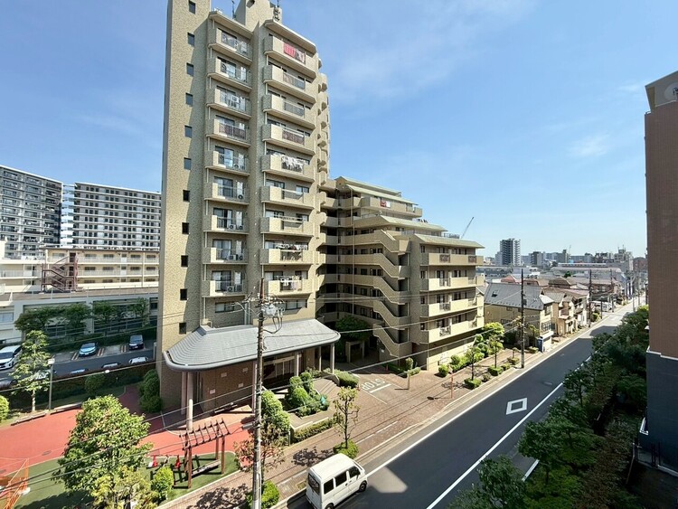 バルコニー 窓を開けると広がる青空。心をリフレッシュして日々を過ごしていきましょう。