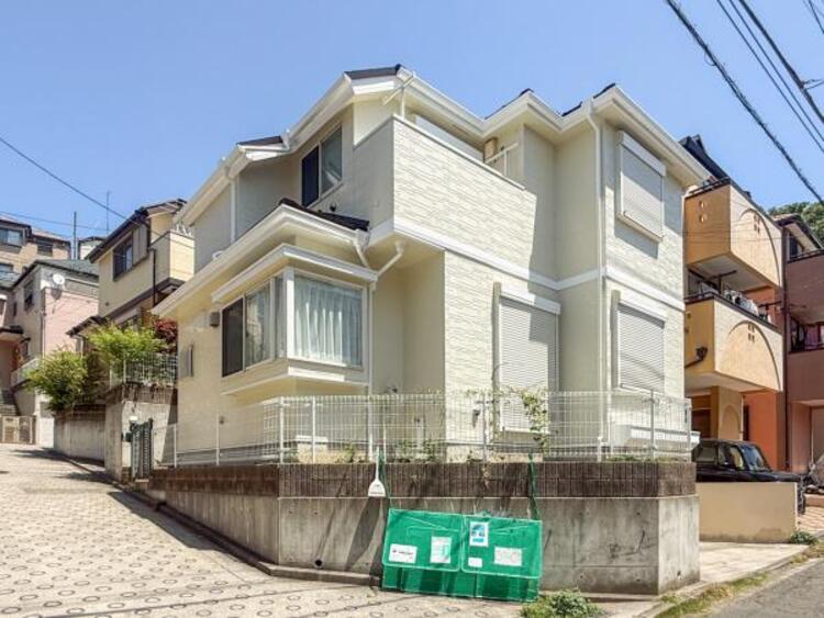外観 都会的なデザインながらも主張しすぎず、ひっそりと溶け込む家。なによりも天気の良い空、緑と好相性。そのスマートな佇まいについ足を止めてしまいそうになります。