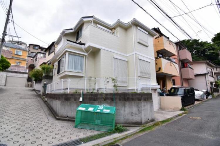 外観 前面道路は車通りの少ない道です。小さなお子様も安心してお過ごしいただけます。