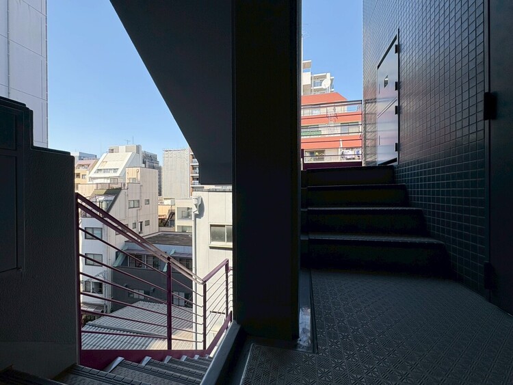 その他 共用部の階段です。明るく清潔に管理されています。