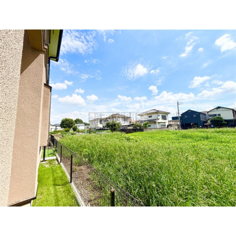 その他 【住戸前の風景】緑が映える、そんな低層住宅の地で新しい暮らしをスタート。心地よい風、心地よい陽光。清々しい日々がここから始まります。
