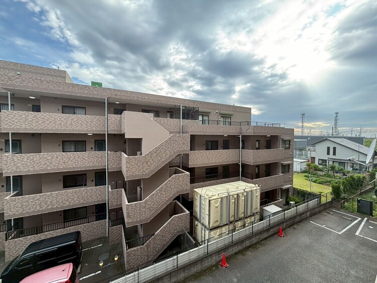 バルコニー 窓を開けると広がる青空。心をリフレッシュして日々を過ごしていきましょう。
